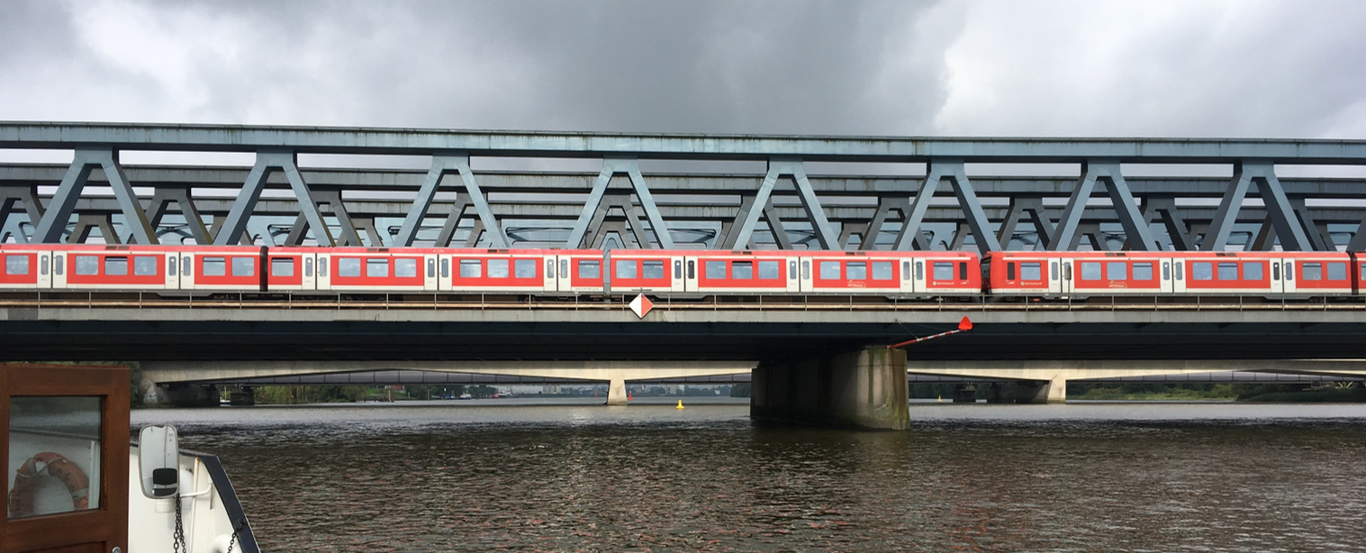 Brücke unter realem Verkehr beim dauerhaften Brückenmonitoring