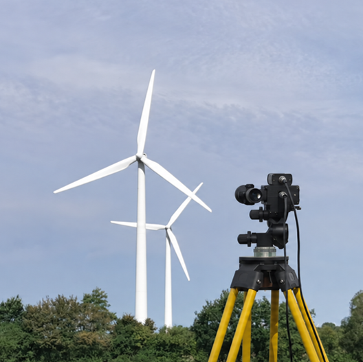 Measurement of blade angle deviations on a wind turbine